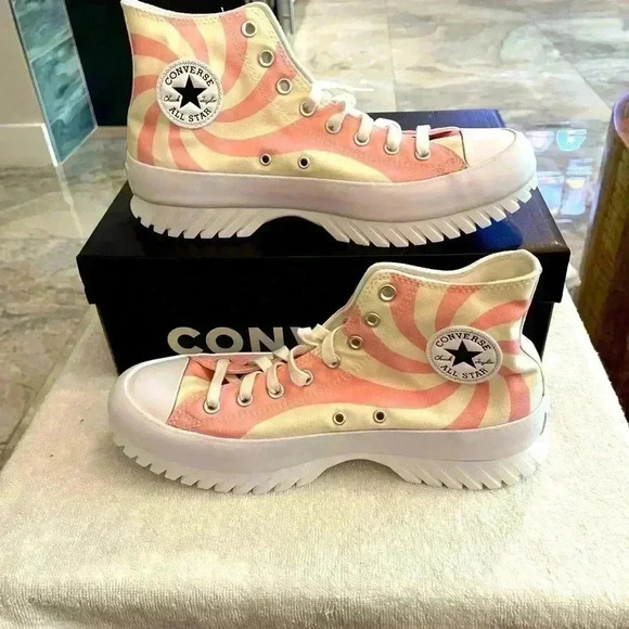 Converse Women's 12.5/ Men’s 10.5 Chuck
Taylor All Star Lugged 2.0 Hi NEW - Picture 1 of 6